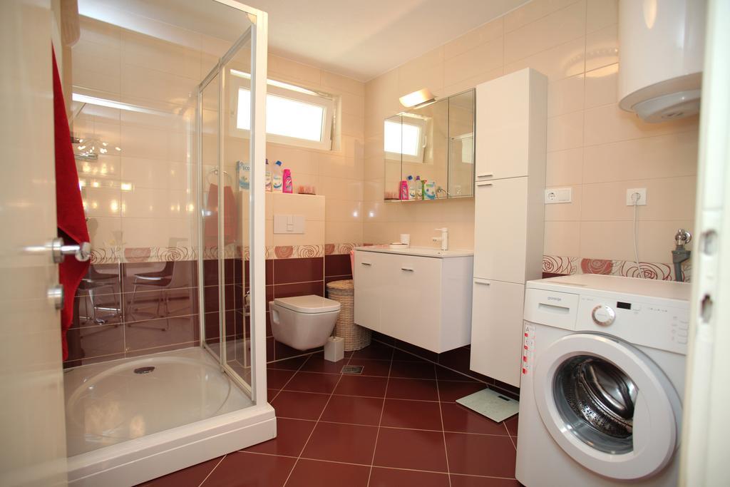 Gem Of The Sea Luxury Beach Apartment With Brand New Heating Infinity Pool Trogir Eksteriør billede