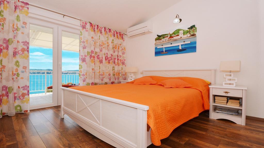 Gem Of The Sea Luxury Beach Apartment With Brand New Heating Infinity Pool Trogir Eksteriør billede
