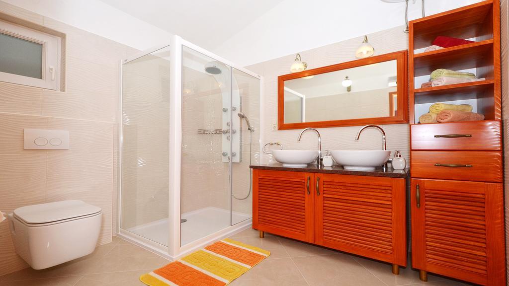 Gem Of The Sea Luxury Beach Apartment With Brand New Heating Infinity Pool Trogir Eksteriør billede