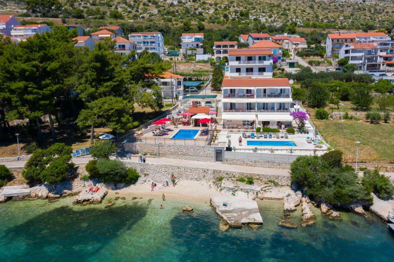 Gem Of The Sea Luxury Beach Apartment With Brand New Heating Infinity Pool Trogir Eksteriør billede