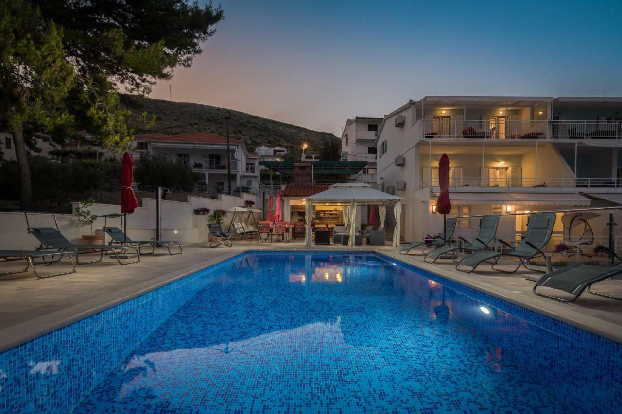 Gem Of The Sea Luxury Beach Apartment With Brand New Heating Infinity Pool Trogir Eksteriør billede