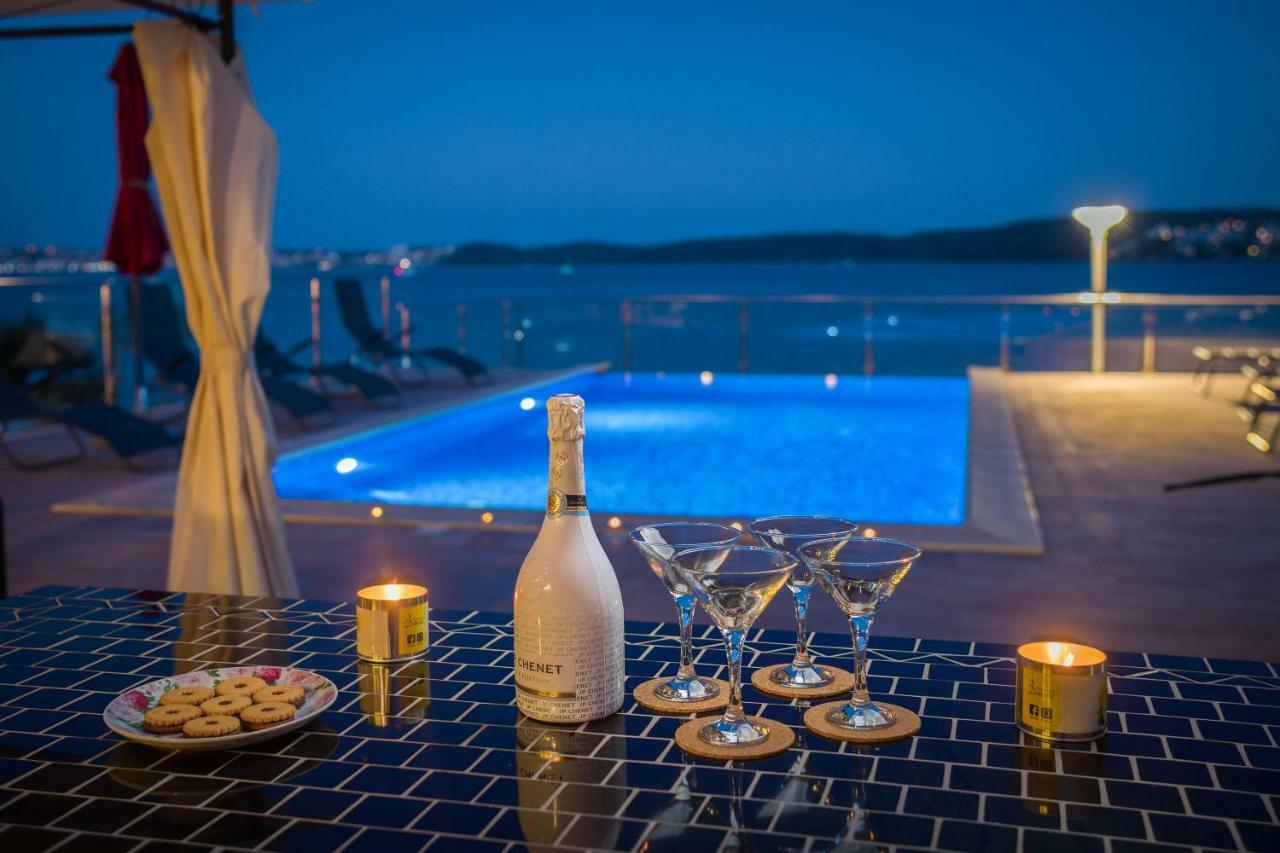 Gem Of The Sea Luxury Beach Apartment With Brand New Heating Infinity Pool Trogir Eksteriør billede