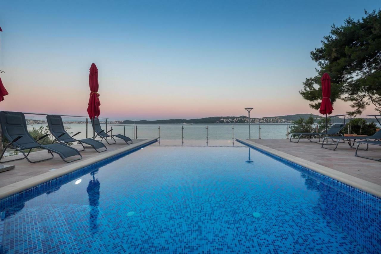 Gem Of The Sea Luxury Beach Apartment With Brand New Heating Infinity Pool Trogir Eksteriør billede